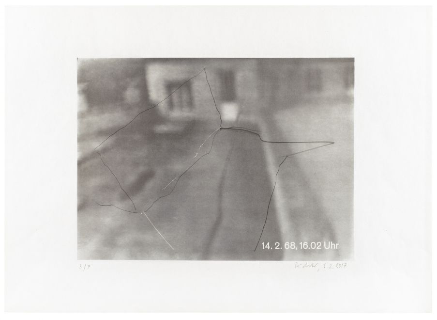 Offsetdruck von Gerhard Richter von 1968 zeigt verschwommen s/w sein erstes Atelier von außen. Darauf hat Richter 2017 schwungvolle Linien mit Bleistift und einem Messer gezeichnet.