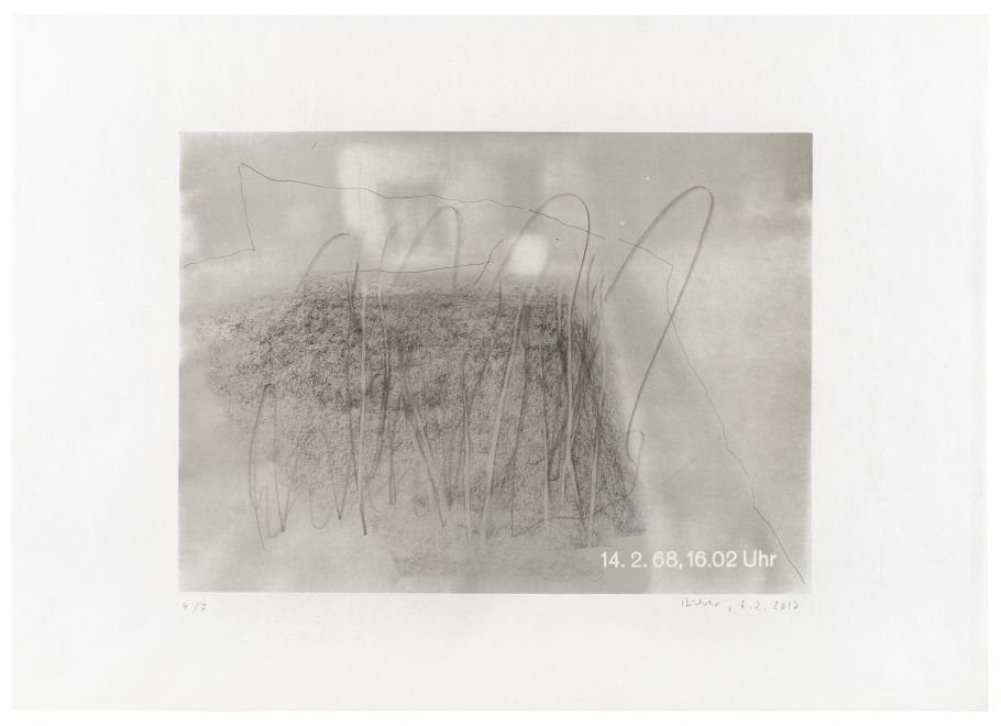Offsetdruck von Gerhard Richter von 1968 zeigt verschwommen s/w sein erstes Atelier von außen. Darauf hat Richter 2017 schwungvolle Linien mit Bleistift und Flächen mit einem Grafitstift gezeichnet.