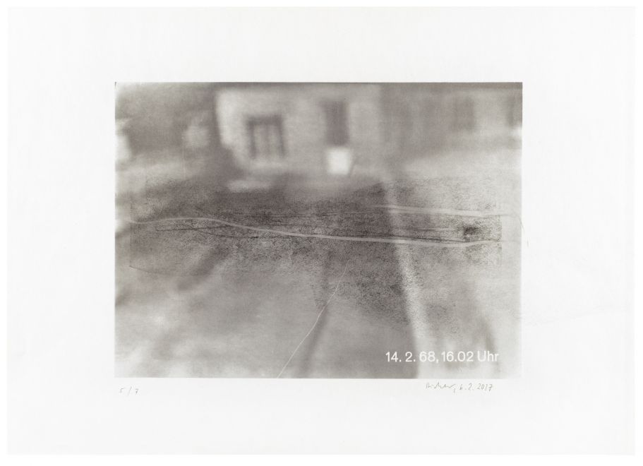 Offsetdruck von Gerhard Richter von 1968 zeigt verschwommen s/w sein erstes Atelier von außen. Darauf hat Richter 2017 schwungvolle Linien und Flächen mit Bleistift und Grafitstift gezeichnet.
