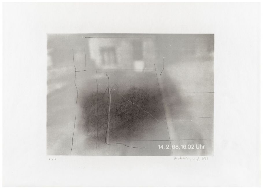 Offsetdruck von Gerhard Richter von 1968 zeigt verschwommen s/w sein erstes Atelier von außen. Darauf hat Richter 2017 schwungvolle Linien mit Bleistift und einem Messer gezeichnet.