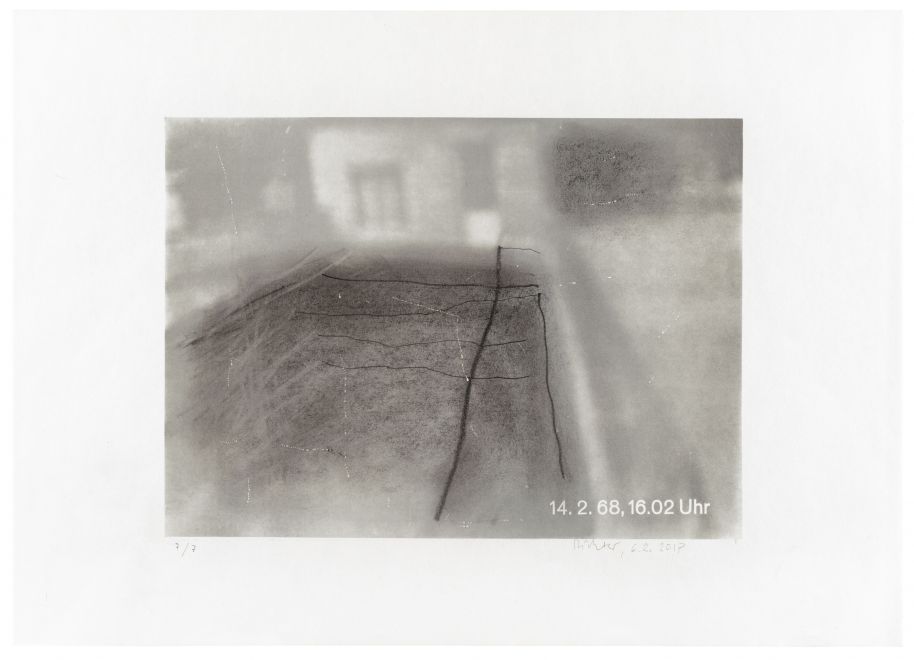 Offsetdruck von Gerhard Richter von 1968 zeigt verschwommen s/w sein erstes Atelier von außen. Darauf hat Richter 2017 schwungvolle Linien mit Bleistift, Radiergummi und Grafitstift gezeichnet.