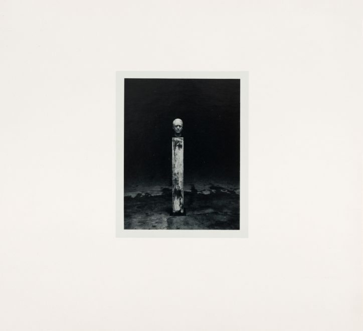 Offsetdruck von Gerhard Richter. Kleinformatiges s/w Foto in der Mitte des Blattes zeigt eine Büste des Künstlers aus Gips auf einem schmalen, hohen Sockel vor dunklem Hintergrund.