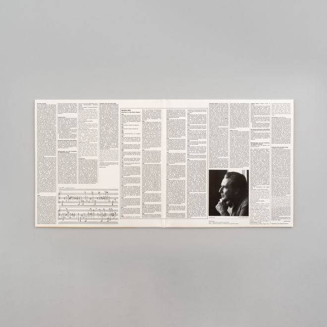 LP von Gerhard Rühm, aufgeschlagen. Text in deutsch und englisch, Portrait von Rühm und Ausschnitt aus Notation.