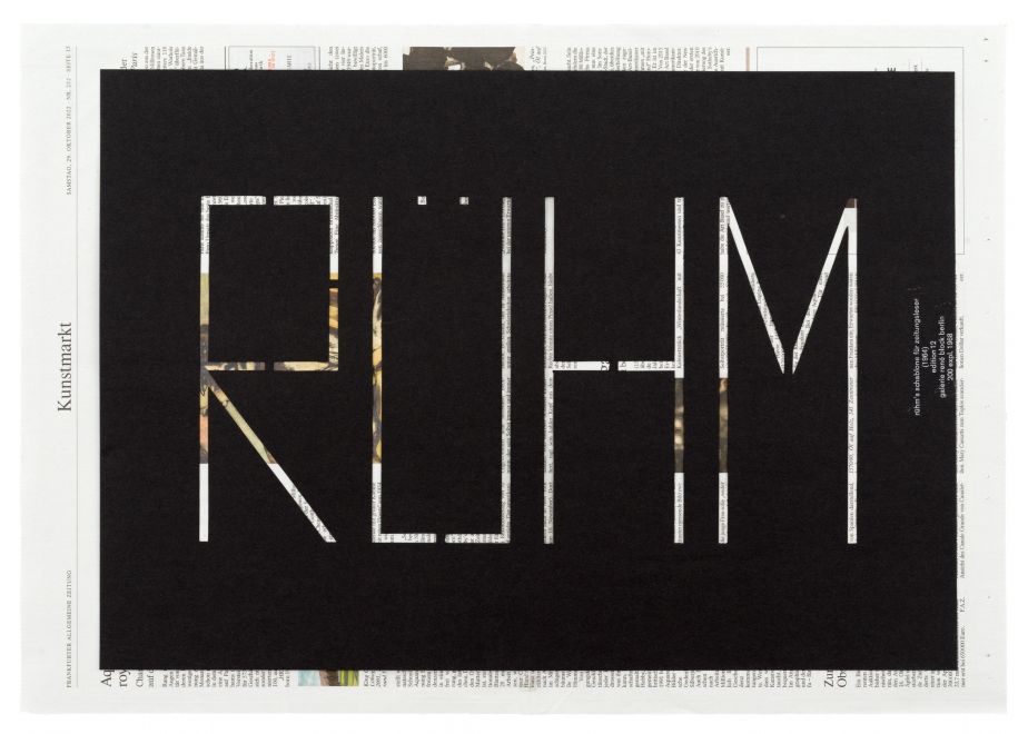 Multiple von Gerhard Rühm. aus einem schwarzen Karton ist der Name RÜHM ausgestanzt. Der Karton liegt auf einer Zeitung, durch die ausgestanzten Buchstaben sind einige Zeilen lesbar. Ein Label klebt auf dem Karton: gerhard rühm. schablone für zeitungsleser. galerie rené block berlin