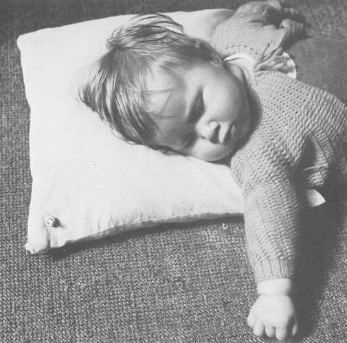 Edition von Hansjoachim Dietrich. Ein schlafendes Kleinkind liegt auf einem Kissen aus hellem Leinen mit einem eingenähten Schalter am linken unteren Rand.