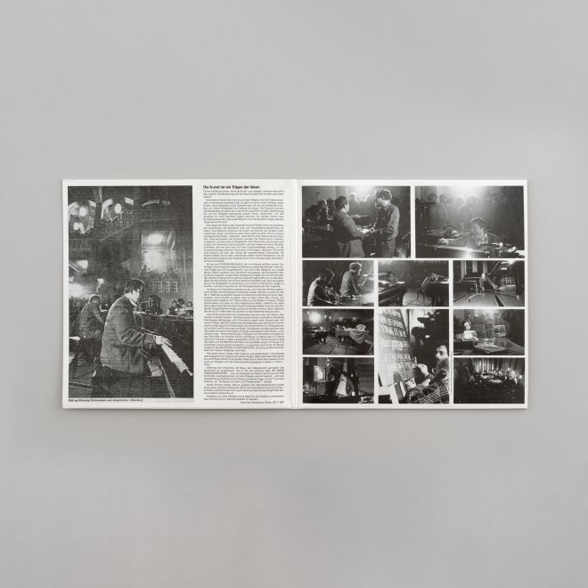Die aufgeschlagene LP-Hülle. Mit einigen schwarz-weiß Fotos vom Konzert, die Nam June Paik und Henning Christiansen zeigen, und einem Text.