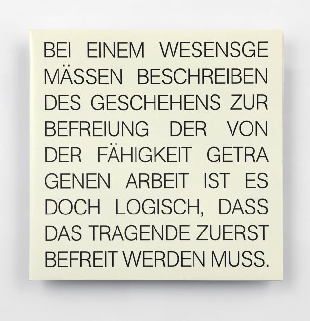 Weißes LP Cover mit einem Satz von Joseph Beuys über die ganze Fläche gedruckt: BEI EINEM WESENSGEMÄSSEN BESCHREIBEN DES GESCHEHENS ZUR BEFREIUNG DER VON DER FÄHIGKEIT GETRAGENEN ARBEIT IST ES DOCH LOGISCH, DASS DAS TRAGENDE ZUERST BEFREIT WERDEN MUSS
