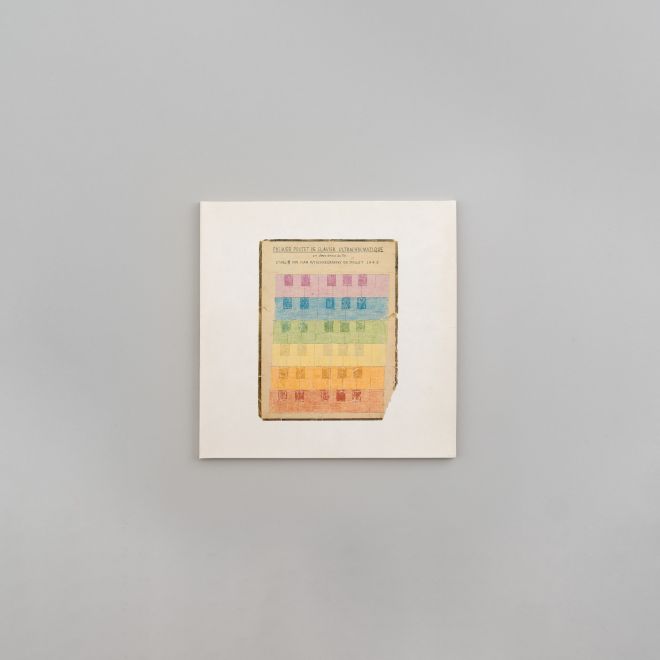 LP von Ivan Wyschnegradsky. Auf dem weißen Cover ist eine Zeichnung von Wyschnegradsky in Farbe abgebildet: PREMIER PROJET DE CLAVIER ULTRACHROMATIQUE. 6 Reihen einer grob gezeichneten Oktave auf Klaviertasten. die Reihen sind in Regenbogenfarben gefärbt