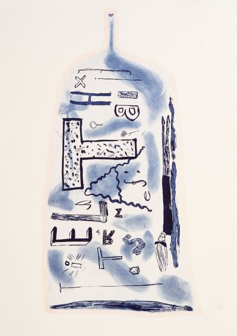 Radierung von Jenny Watson zeigt eine handgemalte, in kindlicher Bildsprache gestaltete Flasche, auf deren Boden eine Szene aus Watsons Erinnerung ist. Ganz so, als hätten sich die dargestellten Erinnerungen wie Sedimente auf dem Flaschenboden abgesetzt. Darüber schweben scheinbar zufällige, unterschiedlich gestaltete Buchstaben und andere Elemente, die wie Luftblasen an die Oberfläche steigen.