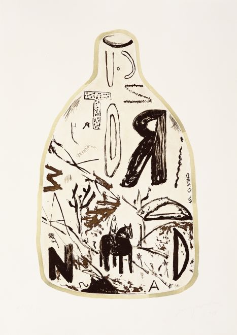 Radierung von Jenny Watson zeigt eine handgemalte, in kindlicher Bildsprache gestaltete Flasche, auf deren Boden eine Szene aus Watsons Erinnerung ist. Ganz so, als hätten sich die dargestellten Erinnerungen wie Sedimente auf dem Flaschenboden abgesetzt. Darüber schweben scheinbar zufällige, unterschiedlich gestaltete Buchstaben und andere Elemente, die wie Luftblasen an die Oberfläche steigen.