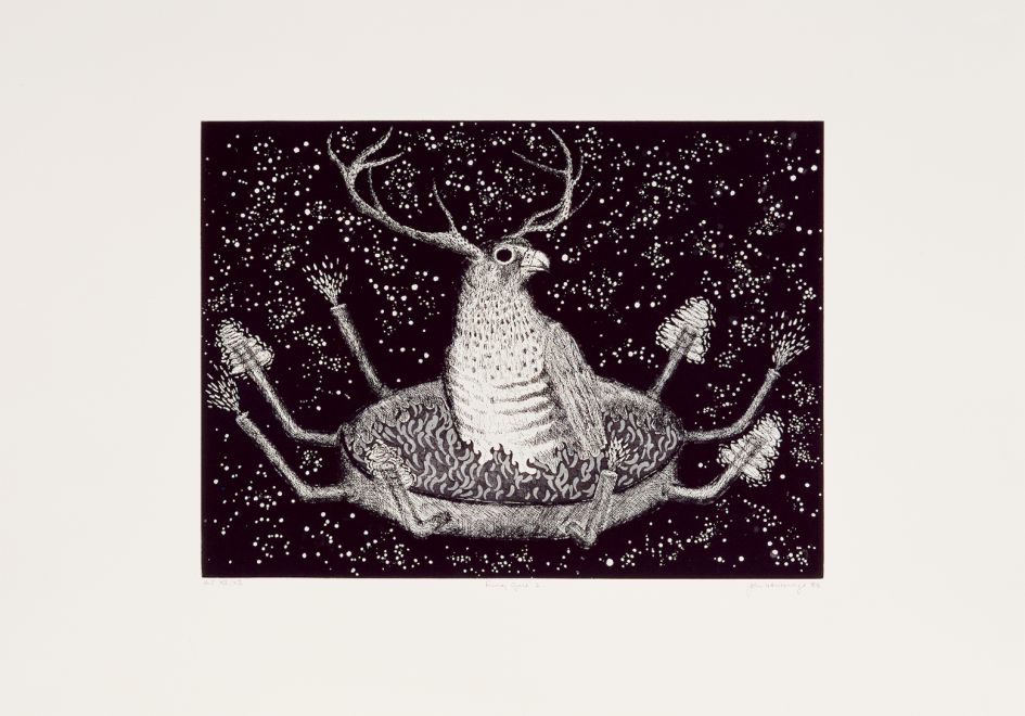 Radierung von John Lethbridge auf schwarzem Grund mit hellem Rahmen. Ein behörnter Vogel sitzt einem schwebenden Ring mit Rohren, die an den Seiten herausragen.