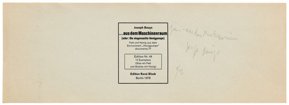 Teil einer Edition von Joseph Beuys. Das Etikett der Konservendose ist flach ausgebreitet als längliches beiges Rechteck aus Papier. In einem schwarzen Kasten ist zu lesen: Joseph Beuys, …aus dem Maschinenraum, und Details zur Edition. Daneben von Beuys handschriftlich notiert: ja .. aus dem Maschinenraum, Joseph Beuys, 1/12