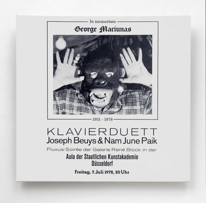 LP Cover von Joseph Beuys und Nam June Paik. Die vergrößerte Einladungskarte zum Klavierduett In memoriam George Maciunas zeigt ein Foto des Künstlers in Gorillamaske. Außerdem ist zu lesen: Fluxus Soiree der Galerie René Block in der Aula der Staatlichen Kunstakademie Düsseldorf.