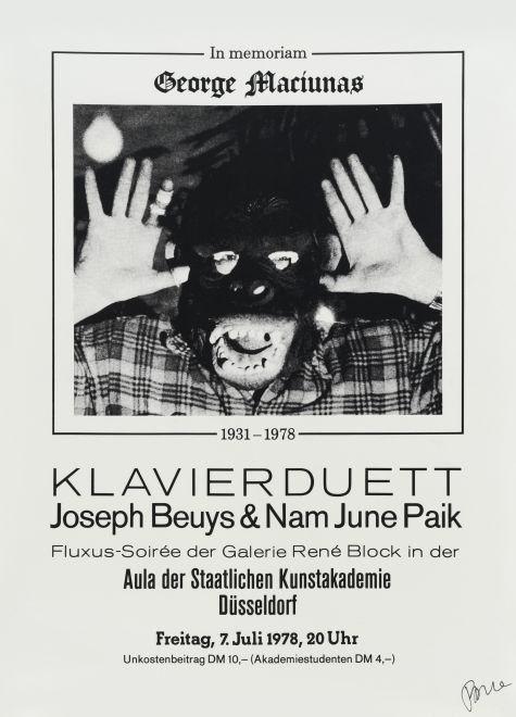 Siebdruck von Joseph Beuys und Nam June Paik auf weißer Leinwand. Die vergrößerte Einladungskarte zum Klavierduett In memoriam George Maciunas zeigt ein Foto des Künstlers in Gorillamaske. Außerdem ist zu lesen: Fluxus Soiree der Galerie René Block in der Aula der Staatlichen Kunstakademie Düsseldorf.