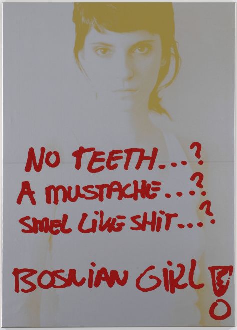 Siebdruck von Sejla Kameric. Ein Portrait von Kameric, gold auf silbernem Hintergrund. Darüber steht im Stil eines Grafittis in rot: no teeth…? a moustache…? smel like shit…? BOSNIAN GIRL!