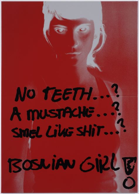 Siebdruck von Sejla Kameric. Ein Portrait von Kameric, weiß auf rotem Hintergrund. Darüber steht im Stil eines Grafittis in schwarz: no teeth…? a moustache…? smel like shit…? BOSNIAN GIRL!