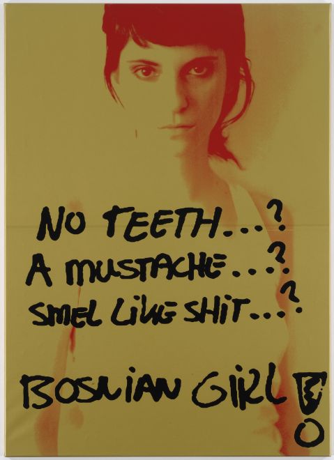 Siebdruck von Sejla Kameric. Ein Portrait von Kameric, rot auf goldenem Hintergrund. Darüber steht im Stil eines Grafittis in schwarz: no teeth…? a moustache…? smel like shit…? BOSNIAN GIRL!