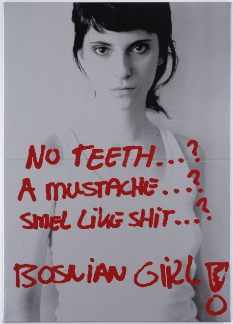 Siebdruck von Sejla Kameric. Ein Portrait von Kameric, schwarz auf silbernem Hintergrund. Darüber steht im Stil eines Grafittis in rot: no teeth…? a moustache…? smel like shit…? BOSNIAN GIRL!