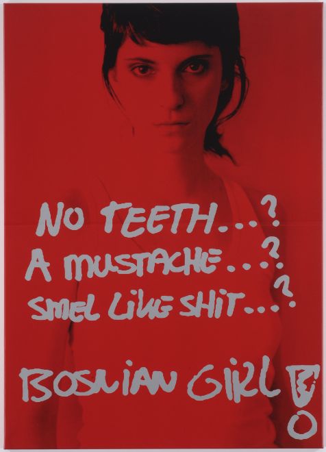 Siebdruck von Sejla Kameric. Ein Portrait von Kameric, schwarz auf rotem Hintergrund. Darüber steht im Stil eines Grafittis in silber: no teeth…? a moustache…? smel like shit…? BOSNIAN GIRL!