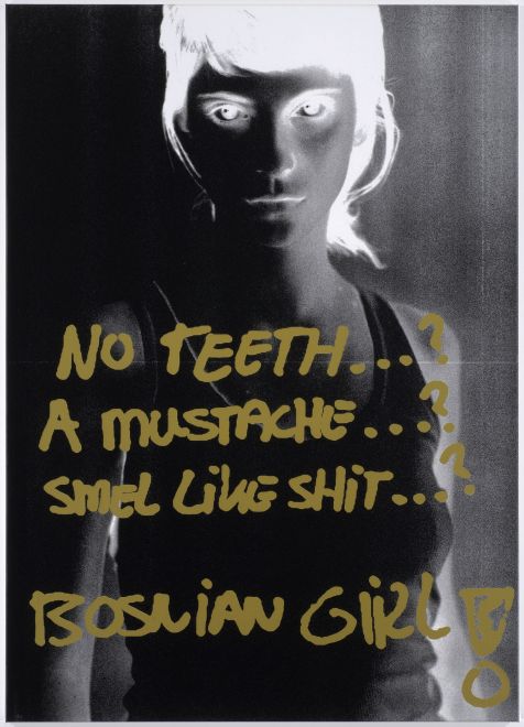 Siebdruck von Sejla Kameric. Ein Portrait von Kameric, weiß auf schwarzem Hintergrund. Darüber steht im Stil eines Grafittis in gold: no teeth…? a moustache…? smel like shit…? BOSNIAN GIRL!
