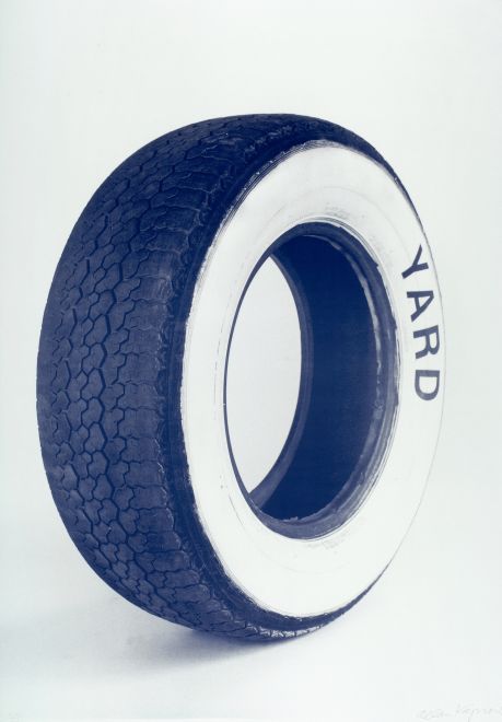 Offsetlithografie Allan Kaprow zeigt einen stehenden Autoreifen vor hellem Hintergrund, auf dessen Seite YARD steht