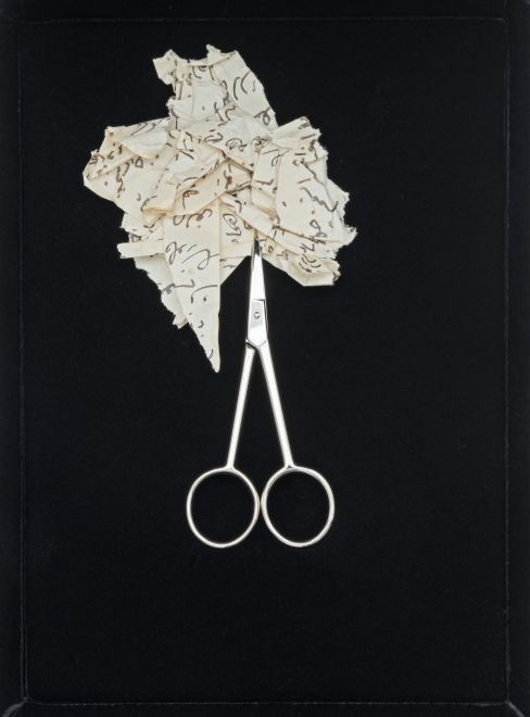 Edition von Gülsün Karamustafa. Blick auf die geöffnete schwarze Samtschatulle mit einer Schere und einem zerschnitten Brief