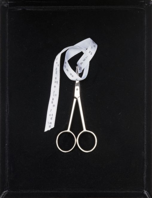 Edition von Gülsün Karamustafa. Blick auf die geöffnete schwarze Samtschatulle mit einer Schere und einem weißen Band