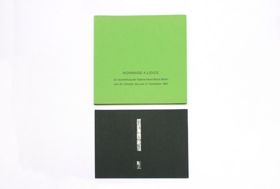 Multiple von Gerhard Rühm. Beilage zum Katalog Hommage a Lidice. ein schwarzer Karton, aus dem ein Ausrufezeichen ausgestanzt ist. Unter dem Karton ist ein Zeitungsartikel mit einer Abbildung vom Zweiten Weltkrieg montiert, die man durch das Ausrufezeichen sehen kann.
