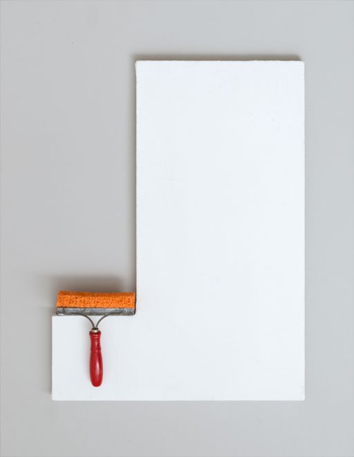 Edition von KH Hödicke. Auf einer mir weißer Leinwand überzogenen Holztafel wird ein Handscheibenwischer wird als Malerrakel eingesetzt. Er Entfernt ein Stück der Bildfläche, Holztafel ist entsprechend beschnitten und die dahinterliegende Wand wird sichtbar.