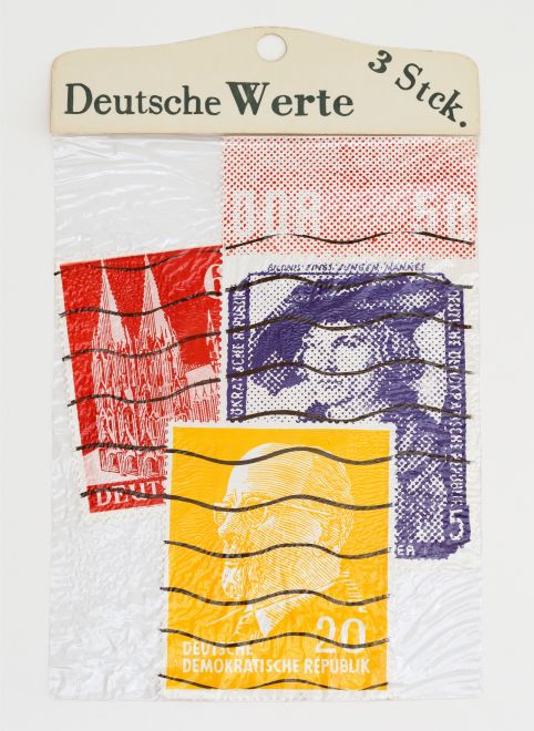 Edition Deutsche Werte von KP Brehmer. In einem Plastikbeutel sind drei übergroße Briefmarken: rote Kölner Dom, violette Dürer, gelbe Ulbricht Marke. Auf dem Label des Beutels steht: Deutsche Werte 3 Stck.