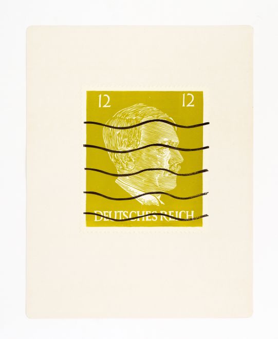 Edition Deutsche Werte von dem Künstler KP Brehmer. Übergroßer Druck einer gelbgrünen Briefmarke mit dem Konterfei Hitlers und Poststempel