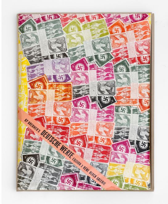 Edition von KP Brehmer. eine Kassette, die mit collagierten, bunten Briefmarken mit unterschiedlichen Motiven überzogen ist. An der linken unteren Ecke gibt es eine Banderole, auf der steht: KP BREHMERS DEUTSCHE WERTE EDITION 3 RENÉ BLOCK GALERIE