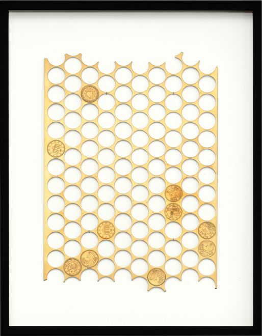 Edition der Künstlerin Alicja Kwade. Gerahmtes Messingblatt aus der Produktion der europäischen 10-Cent-Münze aus einer Münzprägeanstalt mit 10 willkürlich eingefügten 10-Cent-Münzen