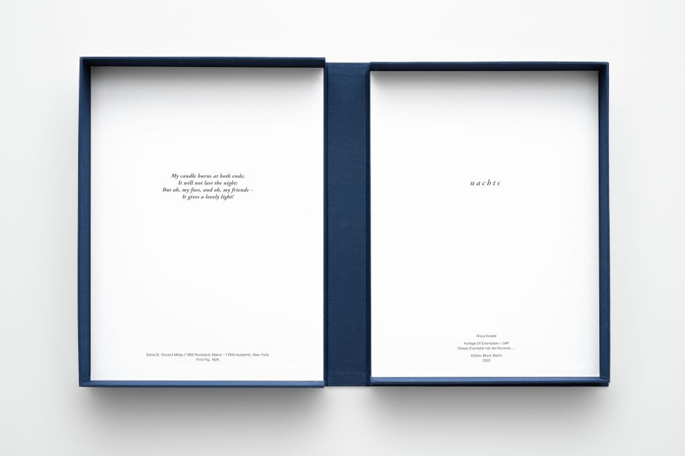 Edition der Künstlerin Alicja Kwade. Eine geöffnete Kassette aus dunkelblauem Leinen mit einem Gedicht im Deckel.