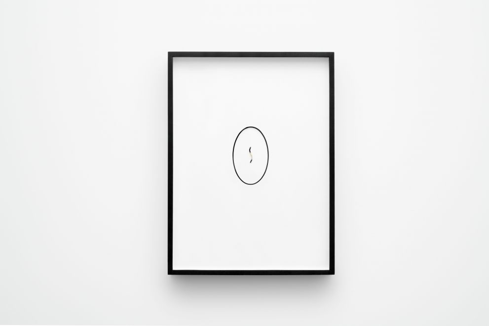 Edition der Künstlerin Alicja Kwade. Ein an beiden Seiten angebrannter Kerzendocht in einem Passepartout gerahmt