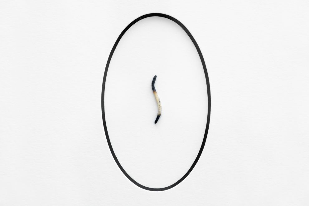 Edition der Künstlerin Alicja Kwade. Ein an beiden Seiten angebrannter Kerzendocht in einem Passepartout gerahmt