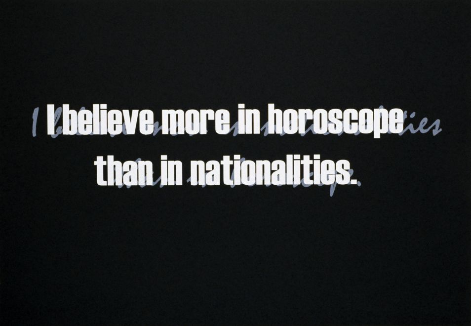 Eine Grafik der Künstlerin Maja Balevic zeigt einen weißen Text auf schwarzem Hintergrund: I believe more in horoscope than in nationalities. Hinter dem fettgedruckten Text ist eine schwache handschriftliche Schrift kaum zu erkennen: I believe more in nationalities than in horoscope.