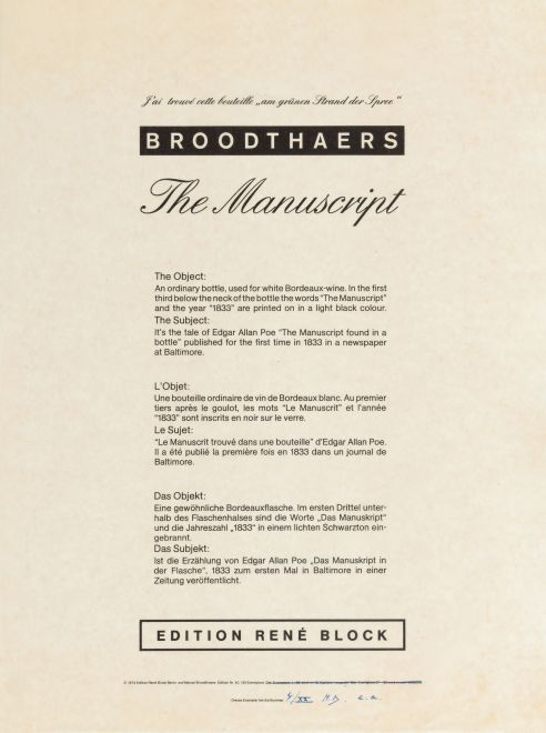 Teil der Edition von Marcel Broodthaers: bedrucktes Seidenpapier, in das die Flasche eingewickelt werden kann. Darauf steht: BROODTHAERS. The Manuscript. EDITION RENE BLOCK, und ein kurzer Text in drei Sprachen. Unten ist das Papier signiert und nummeriert.