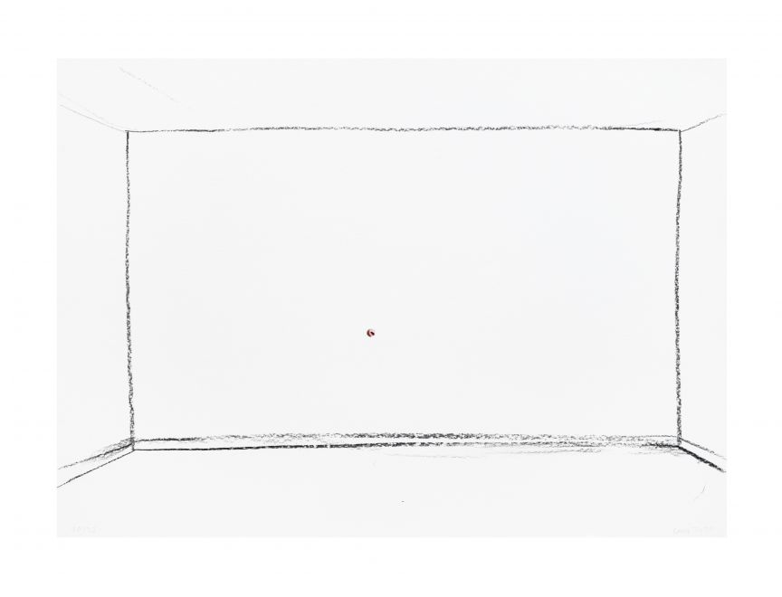 Edition von Christine Moldrickx. Zeichnung auf Papier. Mit Kohle ist mit wenigen Strichen ein leerer Raum mit Frontalsicht auf eine fensterlose Wand skizziert. Durch ein Loch im Papier sieht man ein Foto der Nase der Künstlerin