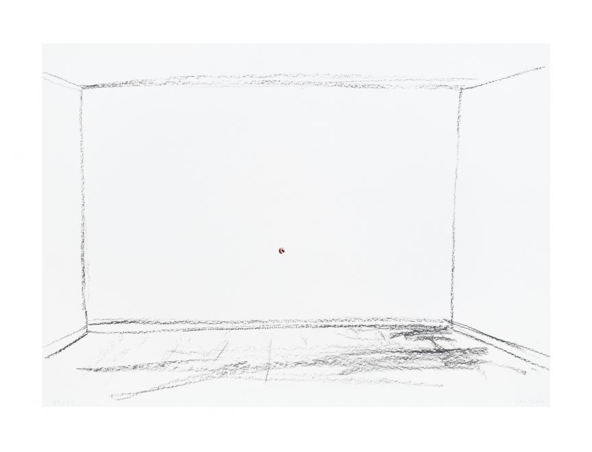 Edition von Christine Moldrickx. Zeichnung auf Papier. Mit Kohle ist mit wenigen Strichen ein leerer Raum mit Frontalsicht auf eine fensterlose Wand skizziert. Durch ein Loch im Papier sieht man ein Foto der Nase der Künstlerin