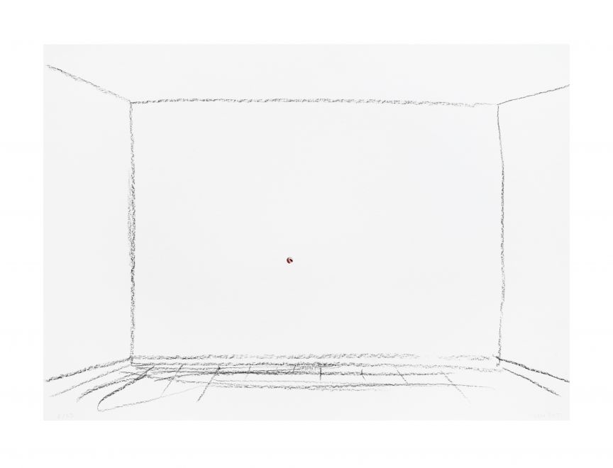 Edition von Christine Moldrickx. Zeichnung auf Papier. Mit Kohle ist mit wenigen Strichen ein leerer Raum mit Frontalsicht auf eine fensterlose Wand skizziert. Durch ein Loch im Papier sieht man ein Foto der Nase der Künstlerin