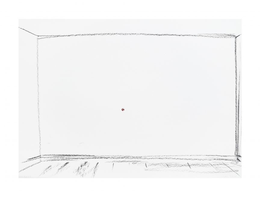 Edition von Christine Moldrickx. Zeichnung auf Papier. Mit Kohle ist mit wenigen Strichen ein leerer Raum mit Frontalsicht auf eine fensterlose Wand skizziert. Durch ein Loch im Papier sieht man ein Foto der Nase der Künstlerin