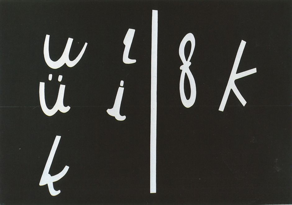 Siebdruck Aydan Murtezaoglu. Weiße Buchstaben auf schwarzem Hintergrund, in der Mitte ein vertikaler Strich. Es ist eine Nachstellung einer historischen Fotografie: die Tafel, mit der Kemal Ataturk das lateinische Alphabet zu dessen Einführung demonstriert hat