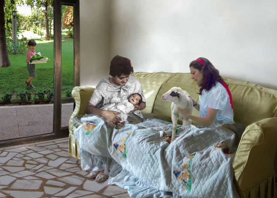 Offsetdruck von Aydan Murtezaoglu. Die Aufnahme eines Innraumes mit geöffneter Terrassentür. Auf einem gelben Sofa sitzen zwei Frauen unter einer bestickten weißen Steppdecke. Eine hält ein Baby in den Armen und ist aus einem älteren Foto in das Bild montiert. Die andere ist die Künstlerin und hält ein Lamm auf dem Schoß.
