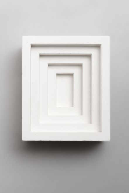 Multiple des Künstlers Bjørn Nørgaard. Gipsmodel einer konkav in fünf Stufen nach innen zulaufenden rechteckigen Form, eine Negativ-Form.