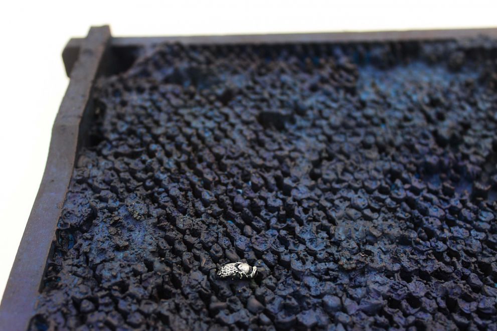 Edition des Künstlers Bjørn Nørgaard. In Bronze gegossene und mit blauer Farbe beschichtete Wabenwand aus einem Bienenstock. Nahaufnahme zeigt eine Biene modelliert aus Silber, die auf den Waben sitzt.