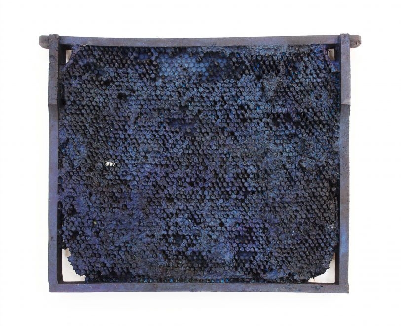 Edition des Künstlers Bjørn Nørgaard. In Bronze gegossene und mit blauer Farbe beschichtete Wabenwand aus einem Bienenstock. Die Waben ergeben ein durchbrochenes Muster, ab einigen Stellen ist der Inhalt der Waben noch in Bronze vorhanden. Eine Biene modelliert aus Silber sitzt auf den Waben.