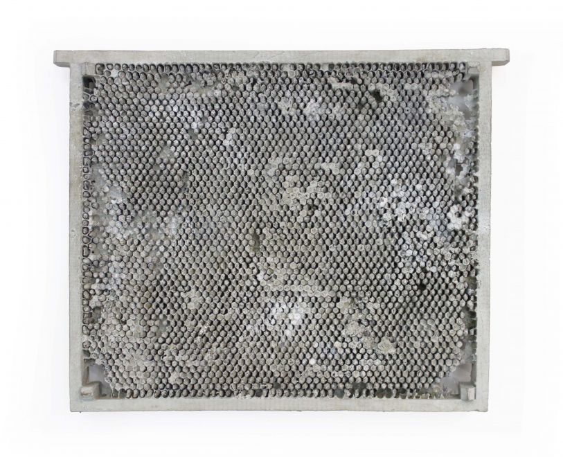 Edition des Künstlers Bjørn Nørgaard. In Bronze gegossene und mit silberner Farbe beschichtete Wabenwand aus einem Bienenstock. Die Waben ergeben ein durchbrochenes Muster, ab einigen Stellen ist der Inhalt der Waben noch in Bronze vorhanden. Eine Biene modelliert aus Silber sitzt auf den Waben.