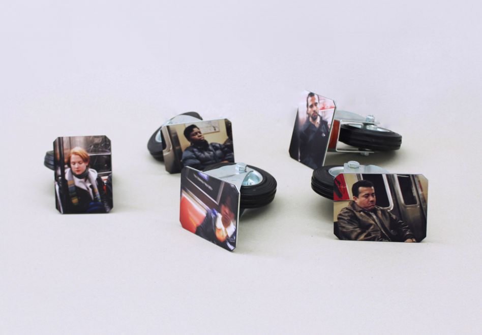 Edition von Pravdoliub Ivanov. Fünf Plattform Rollen liegen auf mverteilt auf einer grauen Fläche. Auf jede Rolle ist ein Farbfoto von einer schlafenden Person in der New Yorker U-Bahn montiert.