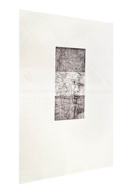 Ein Druck von Richard Dunn in Schrägsicht mit einem weißen Rahmen, auf den sehr hell architektonische Strukturen gedruckt sind. in der Mitte eine kleine Zeichnung in braun mit Pflanzen, urbaner Architektur und einem Gesicht